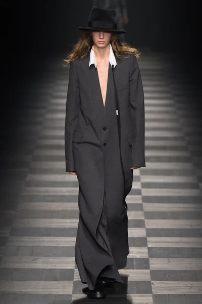 Look 32
